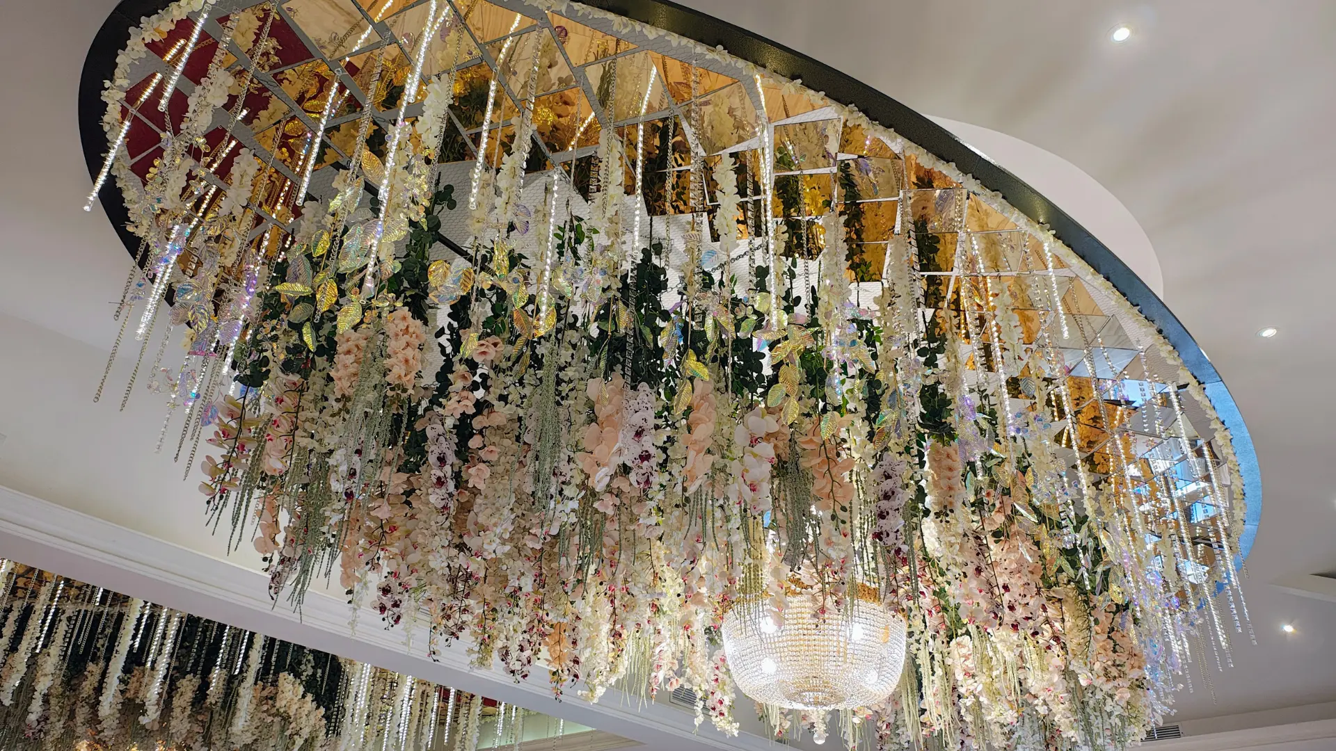 candelabre lumini oglinzi plante sali de evenimente amenajare